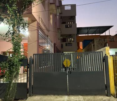 Central Chennai Apartamento | Comfy home, 3 bedroom, 2 attached bathroom, large hall, kitchen, first floor, lift, covered car park