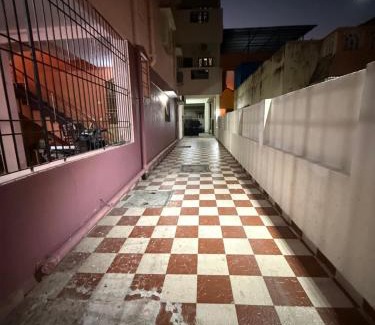 Central Chennai Apartamento | Comfy home, 3 bedroom, 2 attached bathroom, large hall, kitchen, first floor, lift, covered car park