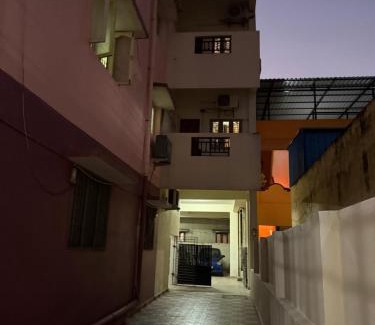 Central Chennai Apartamento | Comfy home, 3 bedroom, 2 attached bathroom, large hall, kitchen, first floor, lift, covered car park