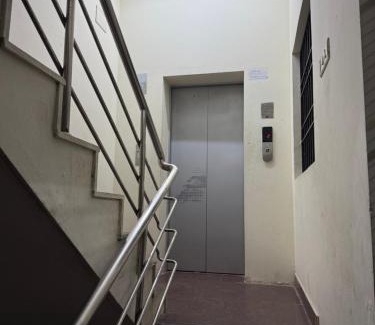 Central Chennai Apartamento | Comfy home, 3 bedroom, 2 attached bathroom, large hall, kitchen, first floor, lift, covered car park