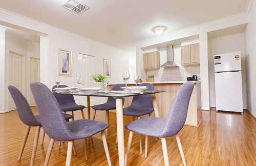 Craigieburn Casa | Comfy home/Airport/Shopping/Playground Nearby/Evaporative Cooler