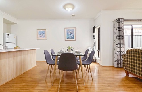 Craigieburn Casa | Comfy home/Airport/Shopping/Playground Nearby/Evaporative Cooler