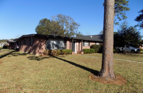 Northeast Pensacola Casa | Comfy home in safe neighborhood, close to the airport shopping dinning and more!