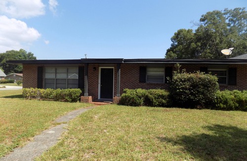 Northeast Pensacola Casa | Comfy home in safe neighborhood, close to the airport shopping dinning and more!