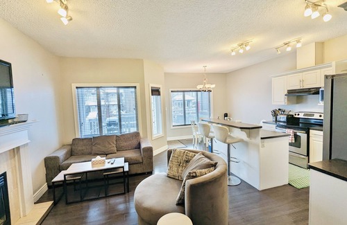 Southwest Edmonton Casa | Comfy home in Southwest Edmonton with KING bed