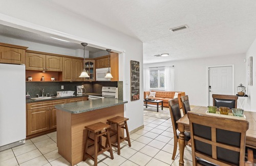 Coral Terrace Casa | COMFY HOME in suburban neighborhood off US-41 (Calle Ocho)