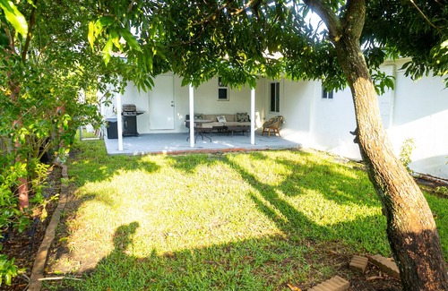 Coral Terrace Casa | COMFY HOME in suburban neighborhood off US-41 (Calle Ocho)