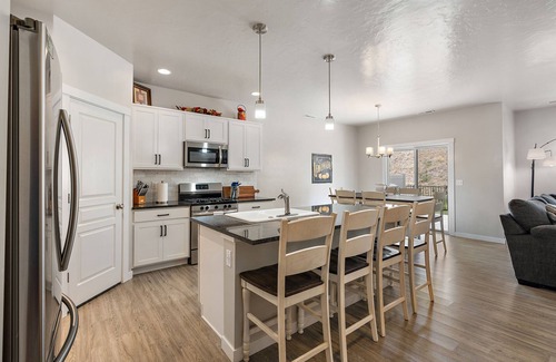 Eagle Casa | Comfy “Idahome” just minutes from downtown Eagle. A perfect 3BR family gem!