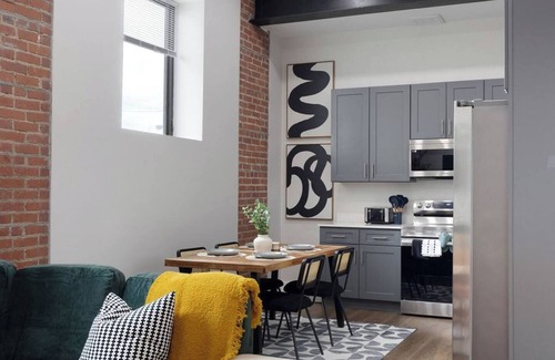 Cleveland Apartamento | Comfy King Bed - Gym incl. - 10 min. to downtown