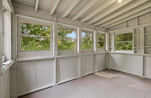 Bradford Casa | Comfy Large Bungalow - 4 Bed 1BA On Private Pond