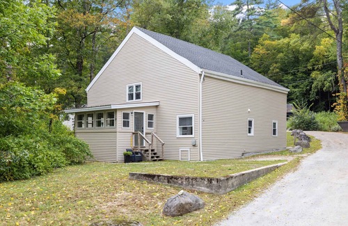 Bradford Casa | Comfy Large Bungalow - 4 Bed 1BA On Private Pond