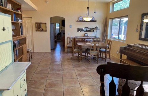 Pima Hollow Patio Homes Casa | Cómodo, como la casa de la abuela (casi puedes oler las galletas)