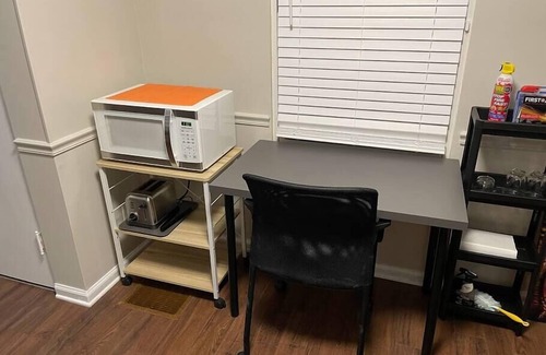 Near Eastside Apartamento | Comfy Mini-Apt * Near Downtown * Private Bed/Bath
