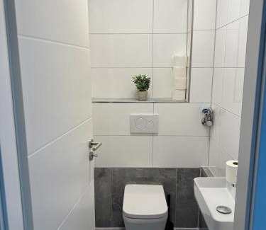 Hochdahl Apartamento | Comfy Modern 4-Bed Apartment, WiFi, 20min DUS, 5min A46