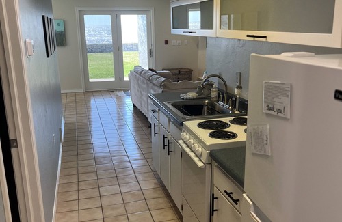 Algoma Condominio | Comfy modern condo, right on Lake Michigan. Perfect couples getaway! No aircon
