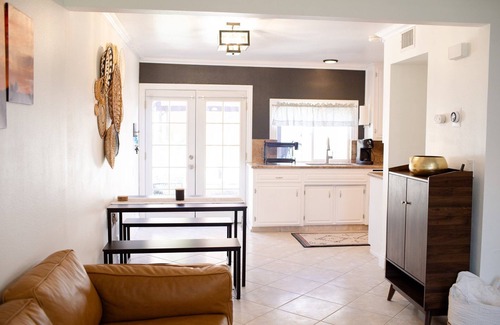 Ridgecrest Condominio | Comfy Modern Mojave Condo w/ Full Kitchen. Perfect for Pitstoppers & Long Term