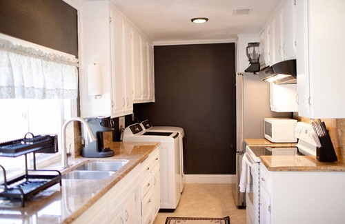 Ridgecrest Condominio | Comfy Modern Mojave Condo w/ Full Kitchen. Perfect for Pitstoppers & Long Term