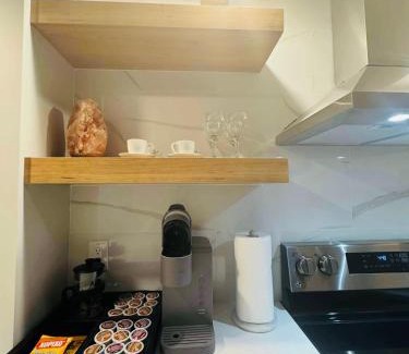 Calgary Casa | Comfy Neutral Living Free Parking