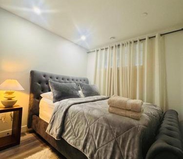 Calgary Casa | Comfy Neutral Living Free Parking