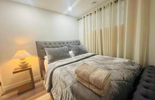 Calgary Casa | Comfy Neutral Living Free Parking