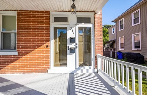Norfolk Casa | Comfy & Pet Friendly 3-bedroom house near Norfolk zoo