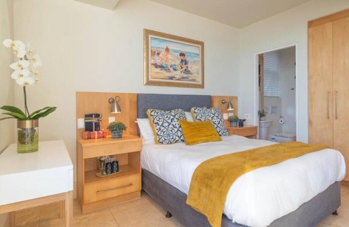 Herolds Bay Casa | Comfy Room in a Seafront Villa