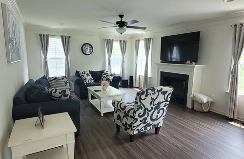 Falling Waters Casa | Comfy Room near Hagerstown & Martinsburg
