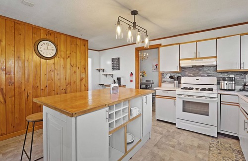 West Haven Casa | Comfy Seaview 3 bedroom minutes from Yale and the beach