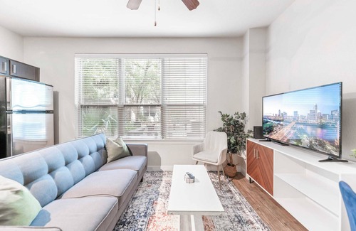 Pleasant Valley Apartamento | Comfy SoCo 1BR King Suite w/ GymPickleballLaundry