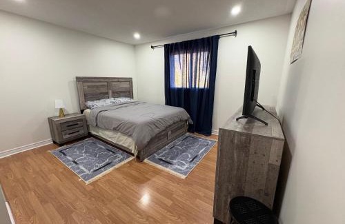 Orangeville Casa | Comfy & Spacious 4BR Family Home with Free Parking, Laundry, BBQ! 10 Min Walk to Headwaters Hospital, 5 Min Drive to Mount Alverno Luxury Resorts, Ideal for Medical, Vacation or Work Stays!