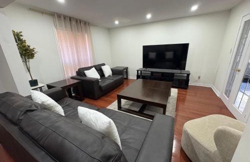 Orangeville Casa | Comfy & Spacious 4BR Family Home with Free Parking, Laundry, BBQ! 10 Min Walk to Headwaters Hospital, 5 Min Drive to Mount Alverno Luxury Resorts, Ideal for Medical, Vacation or Work Stays!