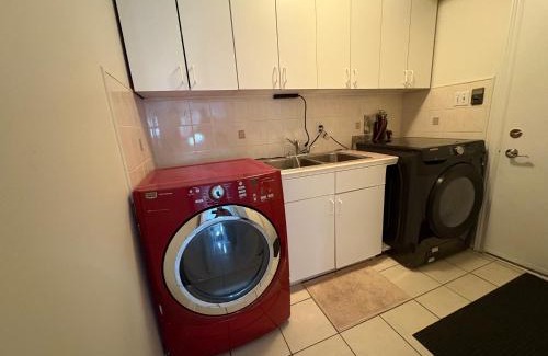 Orangeville Casa | Comfy & Spacious 4BR Family Home with Free Parking, Laundry, BBQ! 10 Min Walk to Headwaters Hospital, 5 Min Drive to Mount Alverno Luxury Resorts, Ideal for Medical, Vacation or Work Stays!