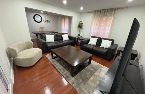 Orangeville Casa | Comfy & Spacious 4BR Family Home with Free Parking, Laundry, BBQ! 10 Min Walk to Headwaters Hospital, 5 Min Drive to Mount Alverno Luxury Resorts, Ideal for Medical, Vacation or Work Stays!