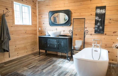 Blue Sea Cabaña | Comfy, Spacious Lakefront Oasis with Sauna and Hot Tub in Beautiful Blue Sea, QC