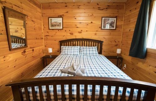 Blue Sea Cabaña | Comfy, Spacious Lakefront Oasis with Sauna and Hot Tub in Beautiful Blue Sea, QC