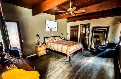 East Hemet Casa | Comfy Spanish style Ranch home in Hemet w/ hot tub and pool