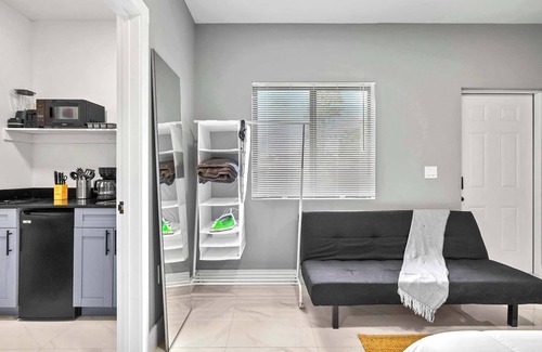 Liberty City Apartamento | Compact & Comfy Studio w Essentials Near Airport