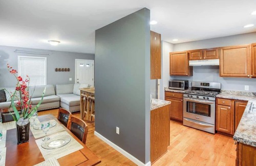 Gates-North Gates Casa | 😎Comfy Suburb Home😎 w/ King Beds by Arpt/Dwnt/UofR