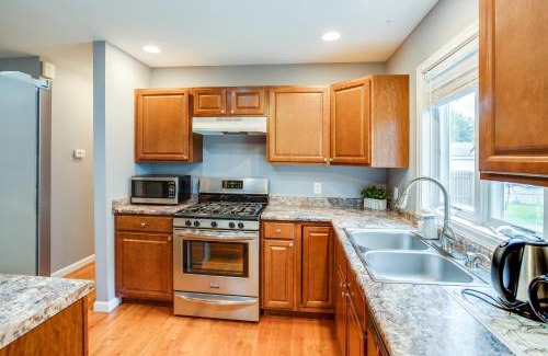 Gates-North Gates Apartamento | Comfy Suburb Home w/ King Beds by Arpt/Dwnt/UofR
