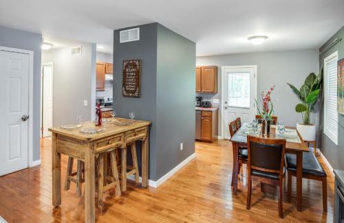 Gates-North Gates Apartamento | Comfy Suburb Home w/ King Beds by Arpt/Dwnt/UofR