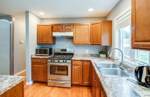 Gates-North Gates Casa | Comfy Suburb Home with King Beds by Arpt Dwnt UofR