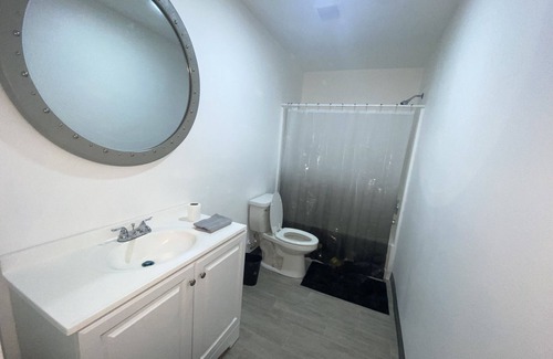 Houston Casa | Comfy Two Bedroom in Townhouse - 9 minutes from Airport and Downtown!