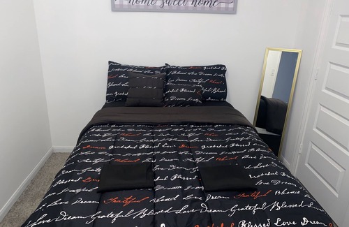 Houston Casa | Comfy Two Bedroom in Townhouse - 9 minutes from Airport and Downtown!