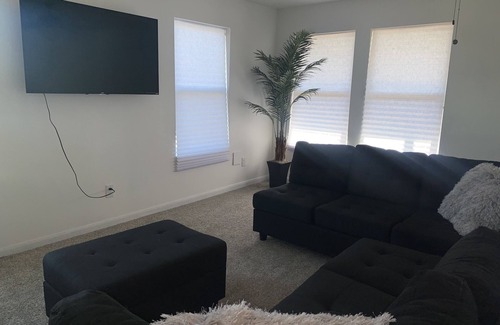 Houston Casa | Comfy Two Bedroom in Townhouse - 9 minutes from Airport and Downtown!