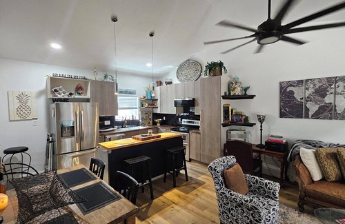 Linn Creek Apartamento | Comfy unit centrally located and convienent to nightlife.