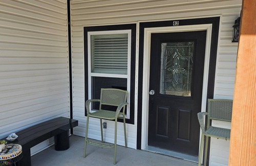 Linn Creek Apartamento | Comfy unit centrally located and convienent to nightlife.