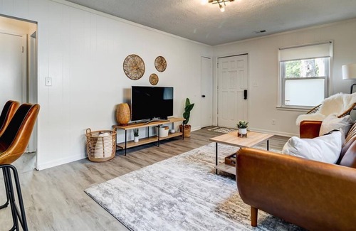 Tower Homes Casa | Comfy Waldo Home in KC. 5-Star Location!