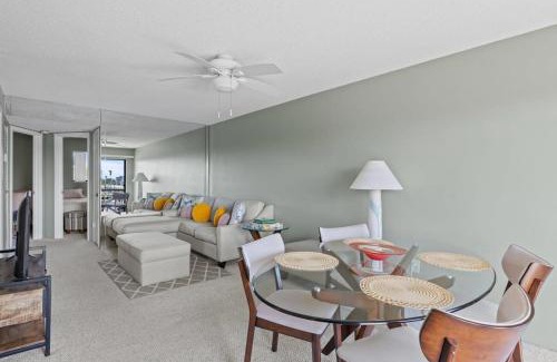 Shell Harbor Casa | Comfy Waterfront Condo at Tennisplace Sanibel
