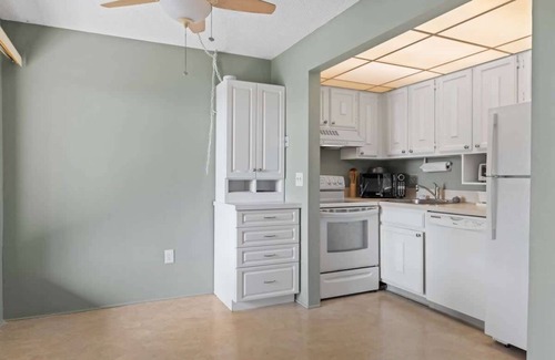 Shell Harbor Condominio | Comfy Waterfront Condo at Tennisplace, POOL OPEN
