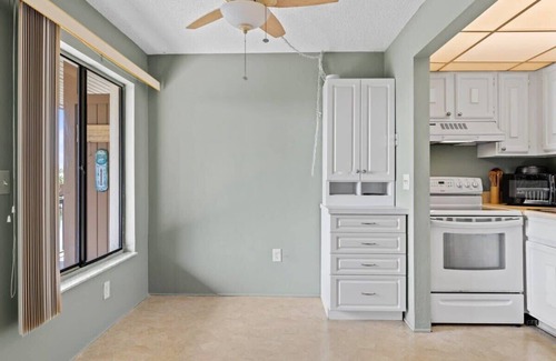 Shell Harbor Condominio | Comfy Waterfront Condo at Tennisplace, POOL OPEN